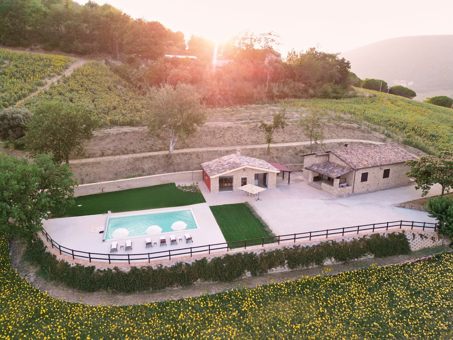 Lettini e panorama accanto alla piscina